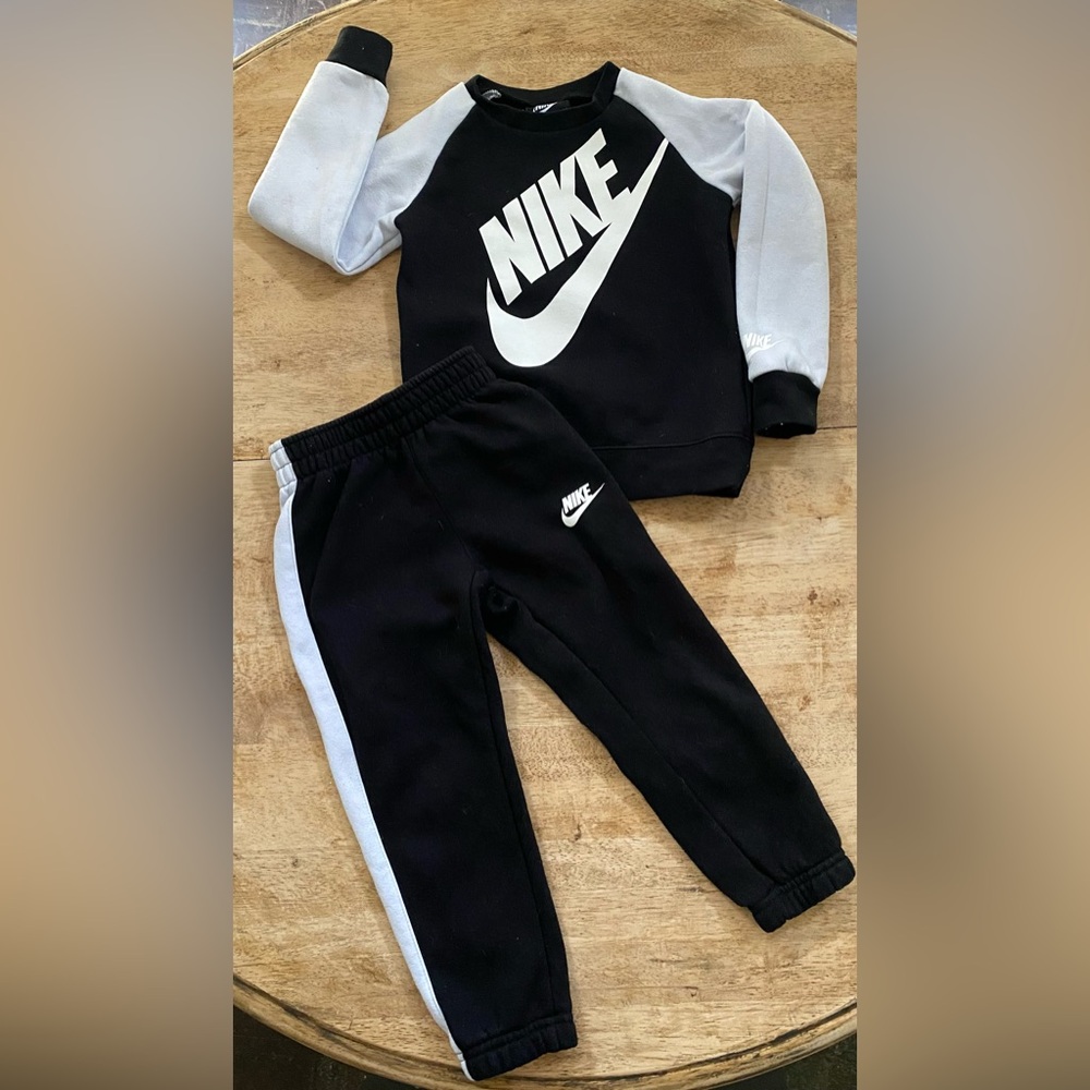 Nike Boy’s Sz 4T Black/White Logo Fleece Jogging Set